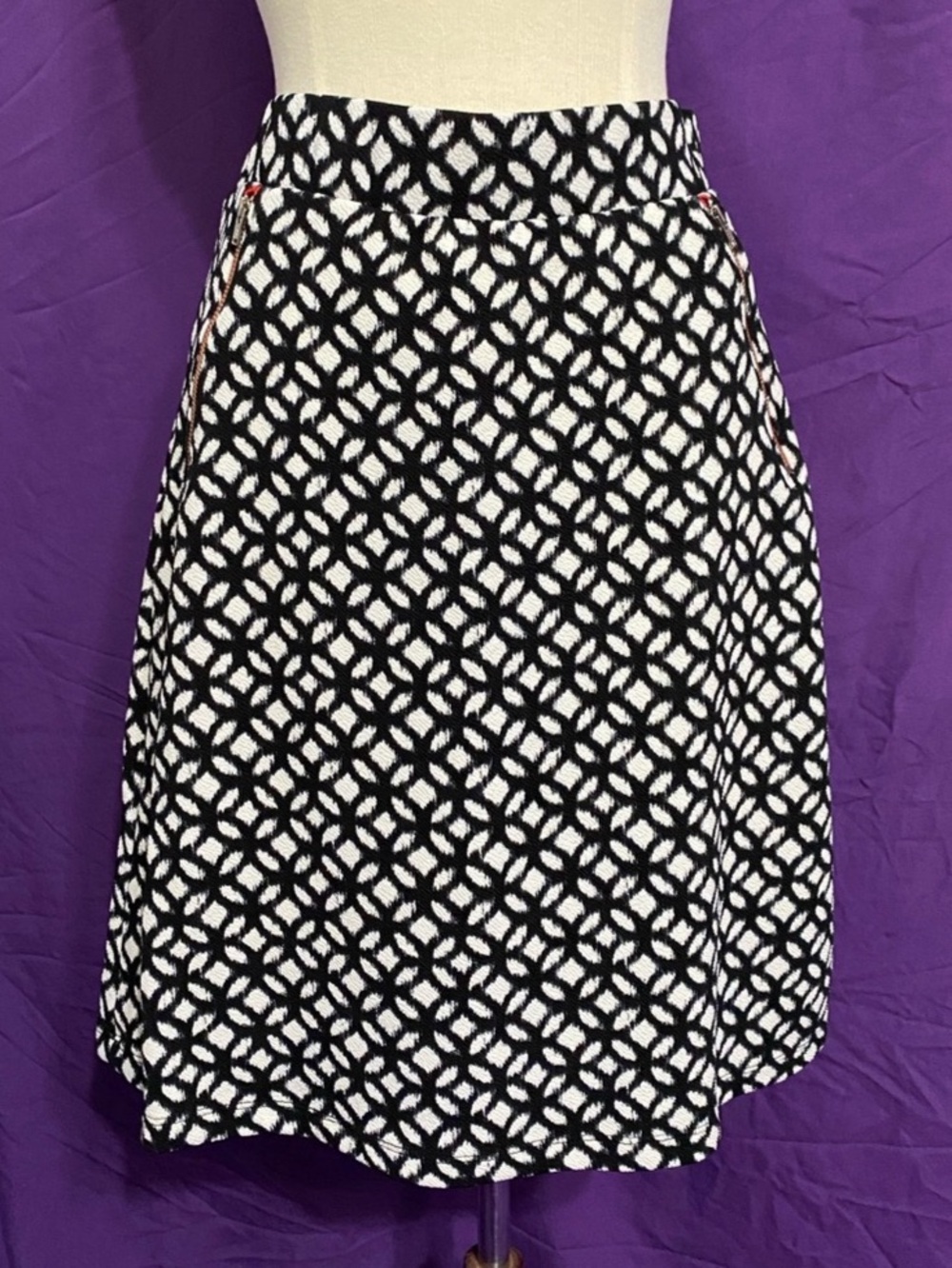 Le Lis Maura Black/White with Red Zip Faux Pocket Detail Skirt. Size M.